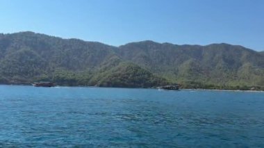 Mavi gökyüzü ile güzel deniz manzarası