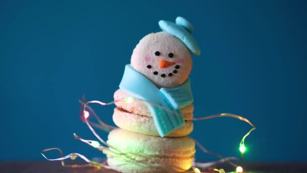 Sneeuwpop Dessert Macaron Versierd Met Hoed Sjaal Omwikkeld Met Knipperende — Stockvideo