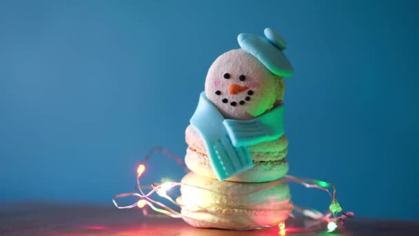 Macaron Dessert Pupazzo Neve Decorato Con Cappello Sciarpa Avvolti Lampeggianti — Video Stock
