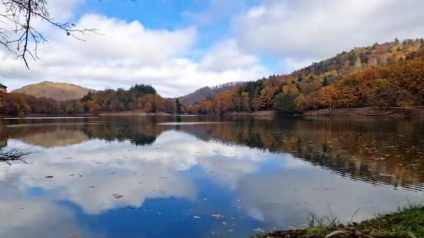 Ein Kleiner Wunderbarer See Entlang Eines Malerischen Sees Zeitraffer Video — Stockvideo
