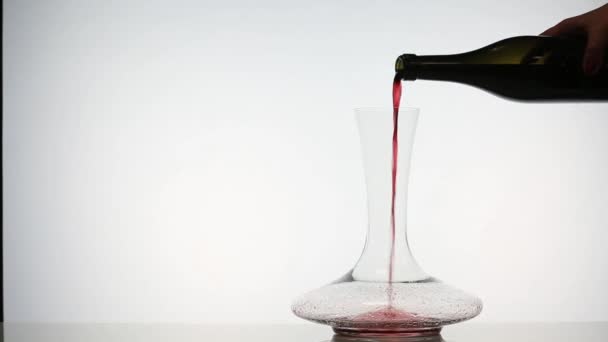 閉鎖デカンタ振動赤ワインガラスのボウルの中に手を振って赤ワイン表面 — ストック動画