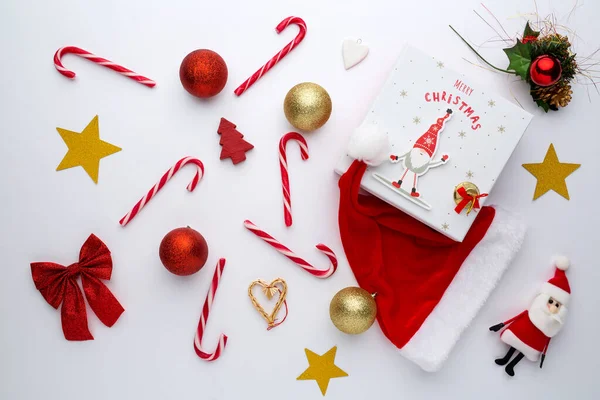 圣诞背景装饰糖果和桑塔的帽子 — 图库照片