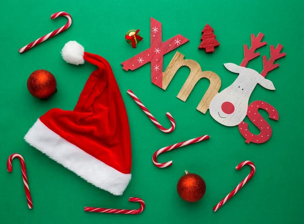 圣诞背景装饰糖果和桑塔的帽子 — 图库照片