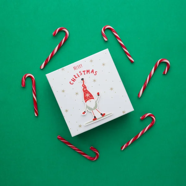 圣诞背景绿配饰糖果 — 图库照片