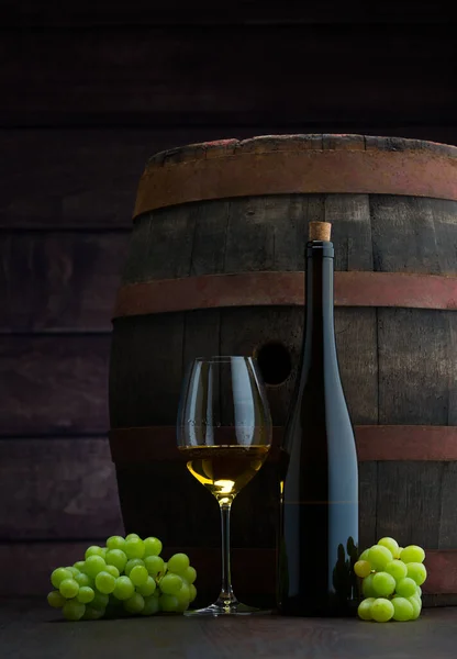 Weißwein Und Trauben Mit Altem Fasshintergrund — Stockfoto