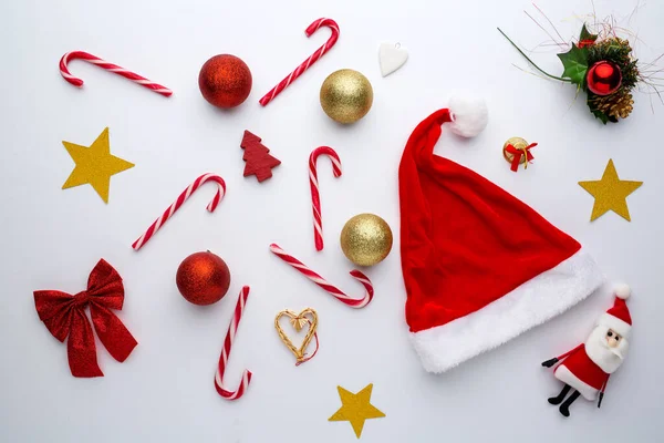 圣诞背景 装饰糖果和桑塔帽 — 图库照片