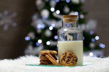 Kurabiyeli bir bardak süt Noel ağacı