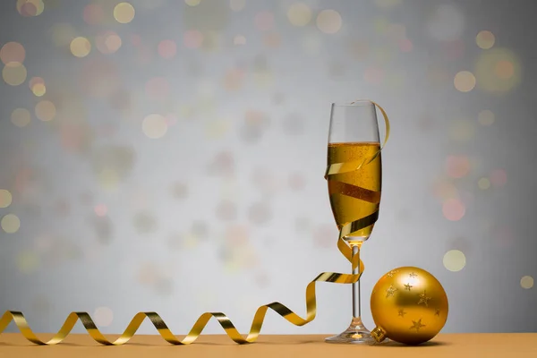 Photo Two Champagne Glasses Brown Table Christmas Ball Background — Stock Photo, Image