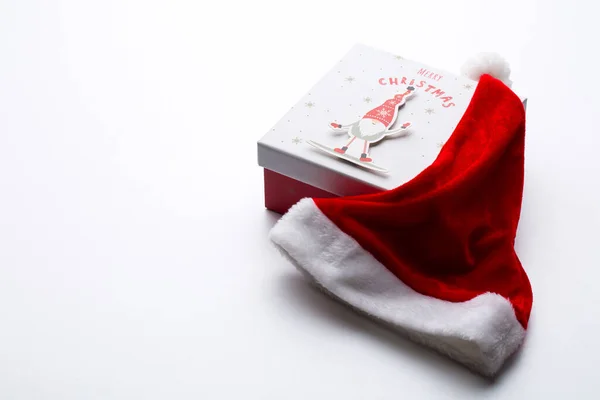 带圣诞礼物和圣诞老人帽子的盒子在木质背景上 — 图库照片