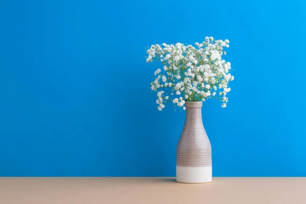 Pequenas Flores Brancas Fundo Azul Decoração Casa Macia Flores Gypsophila — Fotografia de Stock