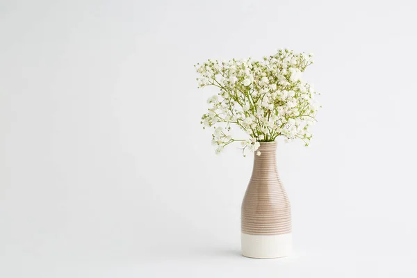 Bílé Květy Bílém Pozadí Měkká Výzdoba Domova Bílé Květiny Váze — Stock fotografie