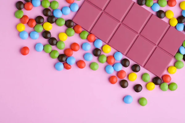 Rubínová Čokoládová Tyčinka Barevnými Čokoládové Bonbóny Tablety Růžovém Pozadí — Stock fotografie