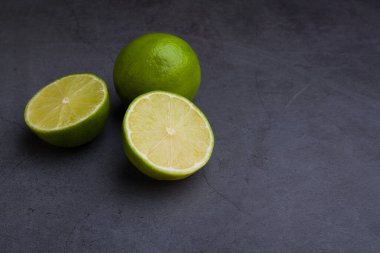 Olgun taze limes karanlık taş zemin üzerine. Kopya alanı ile Üstten Görünüm