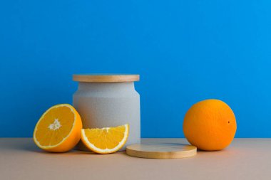 Mavi arkaplan kompozisyonunda ahşap podyumla dekore edilmiş turunçgil manzarası