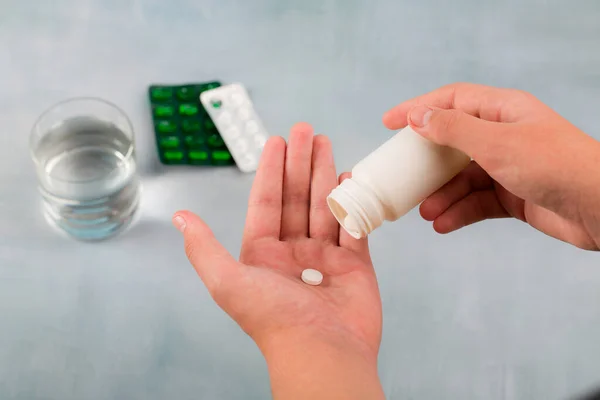 Närbild Hand Man Tar Piller Medicin Kopp Glas Vatten Bordet Stockbild