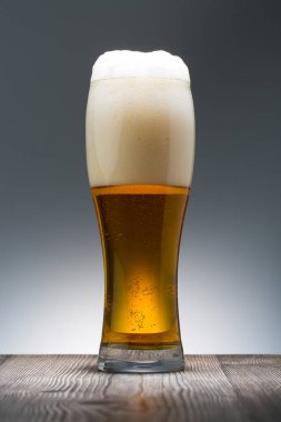 - Bira. Bardakta soğuk el yapımı hafif bira. Yarım litre birayı kapat.