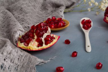 Yeşil arka planda kırmızı meyve suyu nar kompozisyonu, durgun yaşam