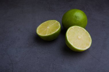 Olgun taze limes karanlık taş zemin üzerine. Kopya alanı ile Üstten Görünüm
