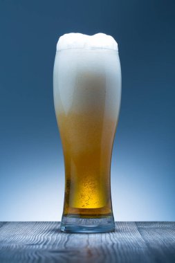 - Bira. Bardakta soğuk el yapımı hafif bira. Yarım litre birayı kapat.