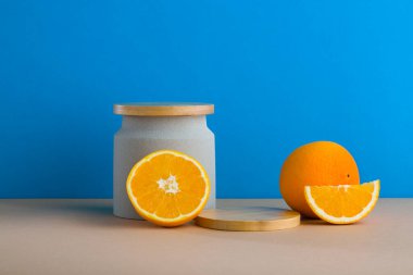 Mavi arkaplan kompozisyonunda ahşap podyumla dekore edilmiş turunçgil manzarası