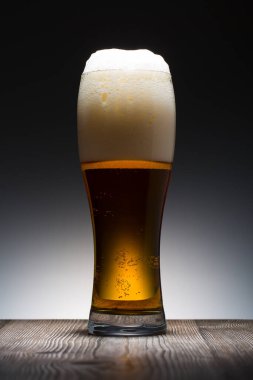 - Bira. Bardakta soğuk el yapımı hafif bira. Yarım litre birayı kapat.