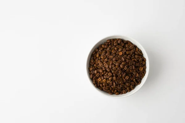 Kaffebönor Den Orangea Skålen Högst Upp Isolerad Vit Bakgrund Copy — Stockfoto
