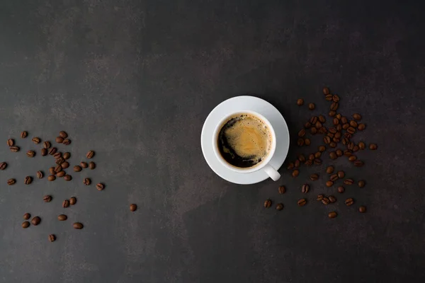 Kaffeetasse Mit Gerösteten Bohnen Auf Steinhintergrund Draufsicht Mit Kopierraum Für Stockbild
