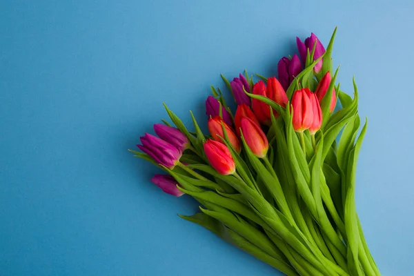 Ein Strauß Rosa Tulpen Auf Hellblauem Hintergrund Frühlingsblumenschmuck Hintergrund Für — Stockfoto