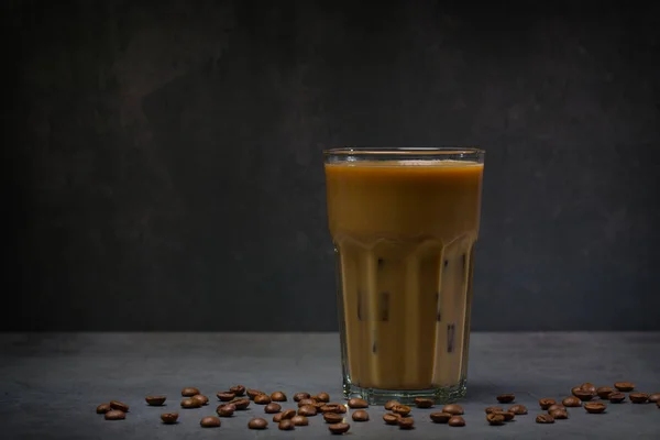 アイスコーヒーのグラス 冷たいコーヒーをアイスで飲む スペースのコピー — ストック写真