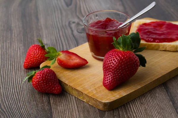 Erdbeermarmelade Glas Mit Frischen Beeren Nahaufnahme — Stockfoto