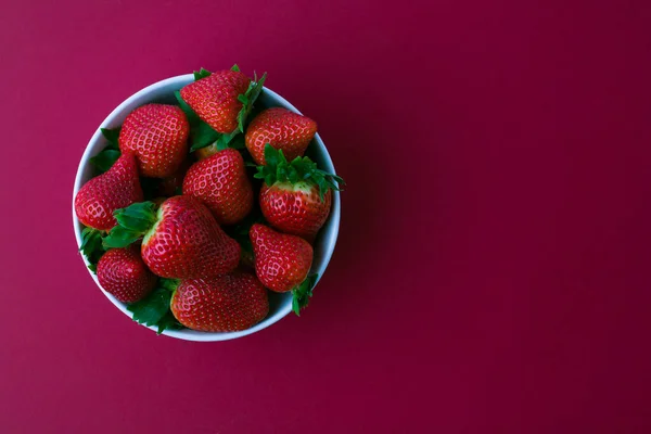 Frische Erdbeeren Und Grünes Blatt Schale Isoliert Auf Rotem Hintergrund — Stockfoto