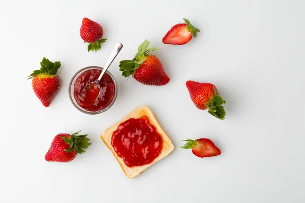Eine Draufsicht Auf Das Mit Erdbeermarmelade Gefüllte Brot Und Erdbeerfrüchte — Stockfoto