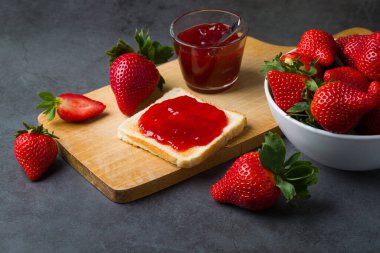 Çilek reçeli çileklerden yapılır, bu reçel beyaz ekmek yaymak, pasta yapmak, vs. için kullanılabilir..