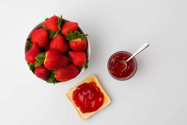 Eine Draufsicht Auf Das Mit Erdbeermarmelade Gefüllte Brot Und Erdbeerfrüchte — Stockfoto