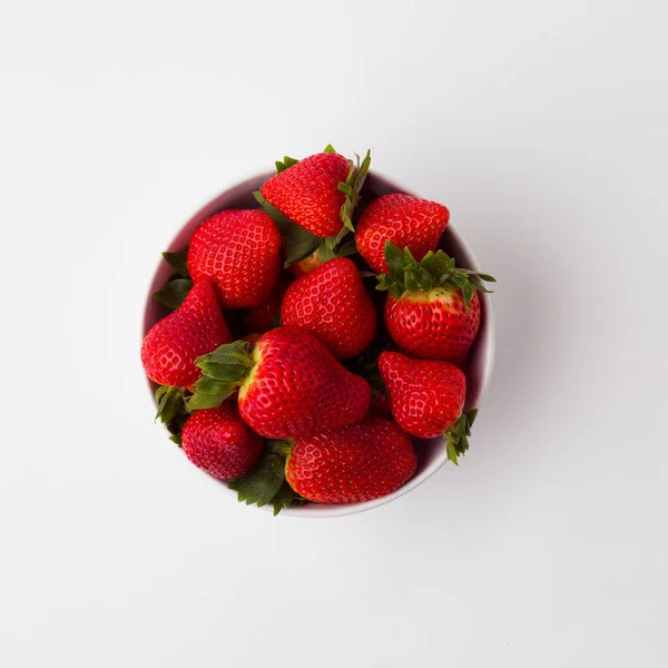 Frische Erdbeeren Und Grünes Blatt Schale Isoliert Auf Weiß Ansicht — Stockfoto