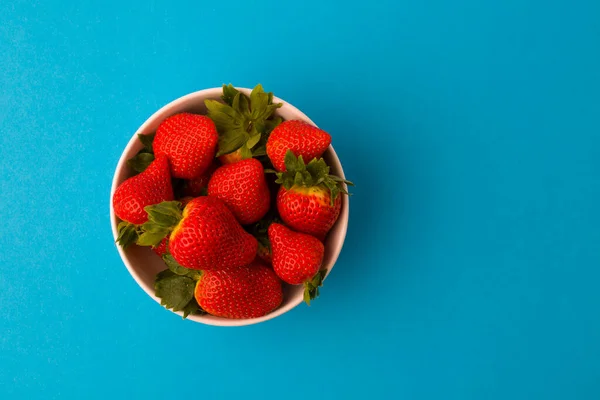 Frische Erdbeeren Und Grünes Blatt Schale Isoliert Auf Blauem Hintergrund — Stockfoto