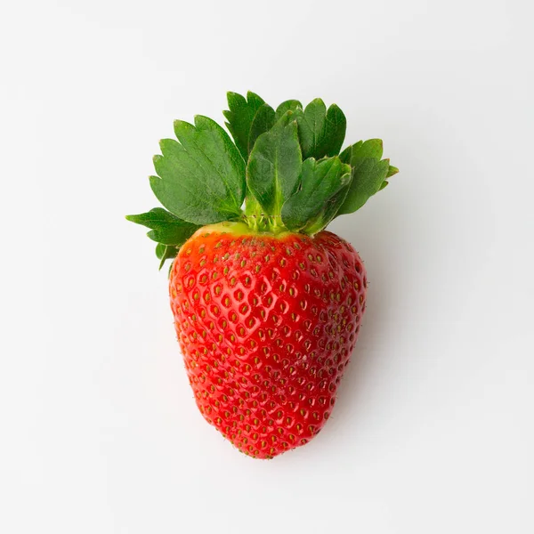 Rote Beere Eine Erdbeere Isoliert Auf Weißem Hintergrund — Stockfoto