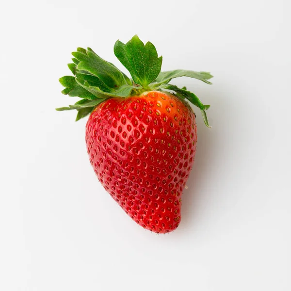 Κόκκινο Μούρο Μία Φράουλα Απομονωμένη Λευκό Φόντο — Φωτογραφία Αρχείου