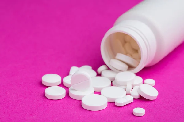 Witte Medische Tabletten Pillen Gemorst Uit Een Medicijnflesje Macro Top — Stockfoto