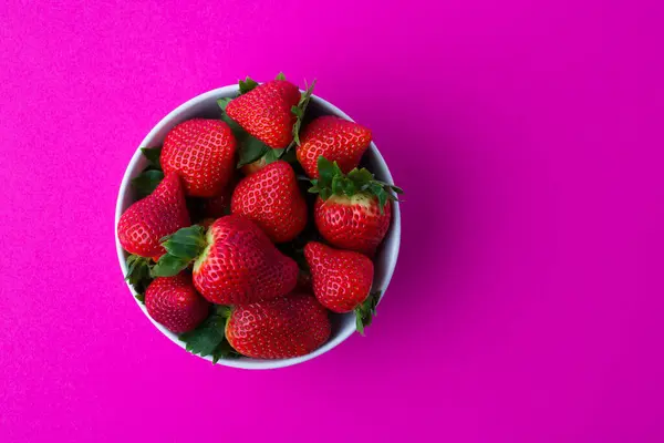 Schüssel Mit Erdbeeren Isoliert Auf Rosa Hintergrund — Stockfoto