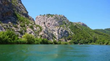 Cetina Nehri Hırvatistan tekneden görünüyor
