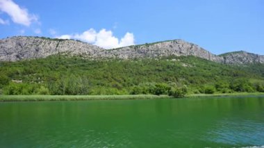 Cetina Nehri Hırvatistan tekneden görünüyor