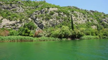 Cetina Nehri Hırvatistan tekneden görünüyor
