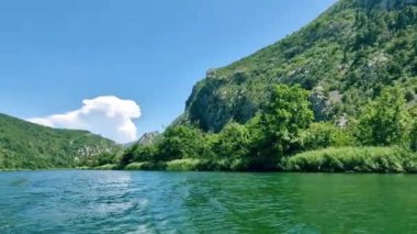 Cetina Nehri Hırvatistan tekneden görünüyor