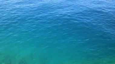 4k video deniz yüzeyi. Suya yakın yavaş çekim