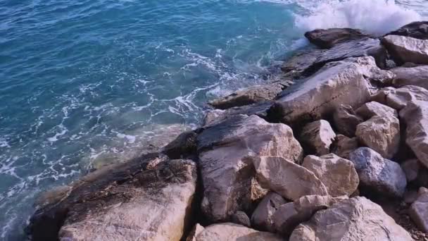Морські Хвилі Каміння Відкривається Чиста Галаслива Насильницька Морська Вода Морська — стокове відео