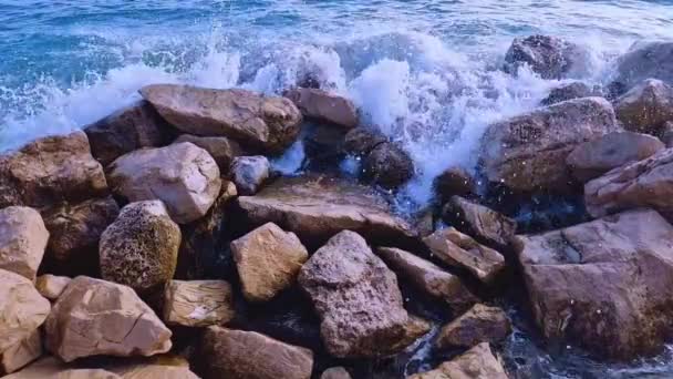 Θαλασσινά Κύματα Και Πέτρες Ξεκάθαρο Θορυβώδες Και Βίαιο Θαλασσινό Νερό — Αρχείο Βίντεο