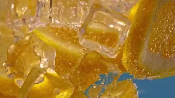 Slow Motion Shot Water Wave Splashing Lemon Lices Ice Cubes — Stock video