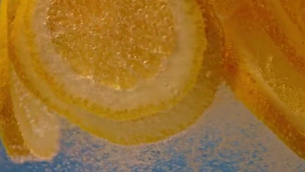 Yavaş Çekim Portakal Dilimlerini Suya Dilimler — Stok video
