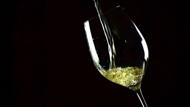 ホワイトワインはガラスに注ぐ 4Kについて — ストック動画